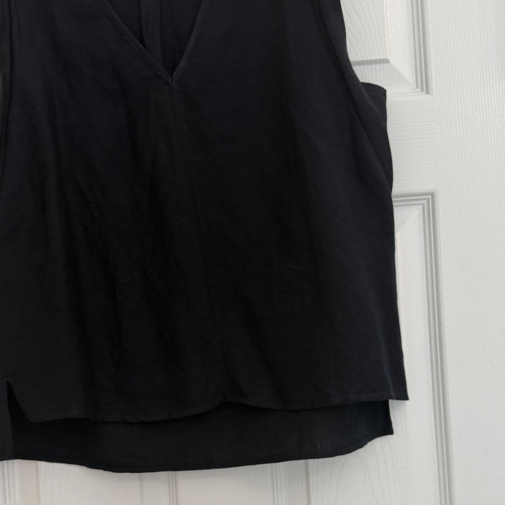 Evereve Black V-Neck Sleeveless Tank Top - Picture 6 of 7